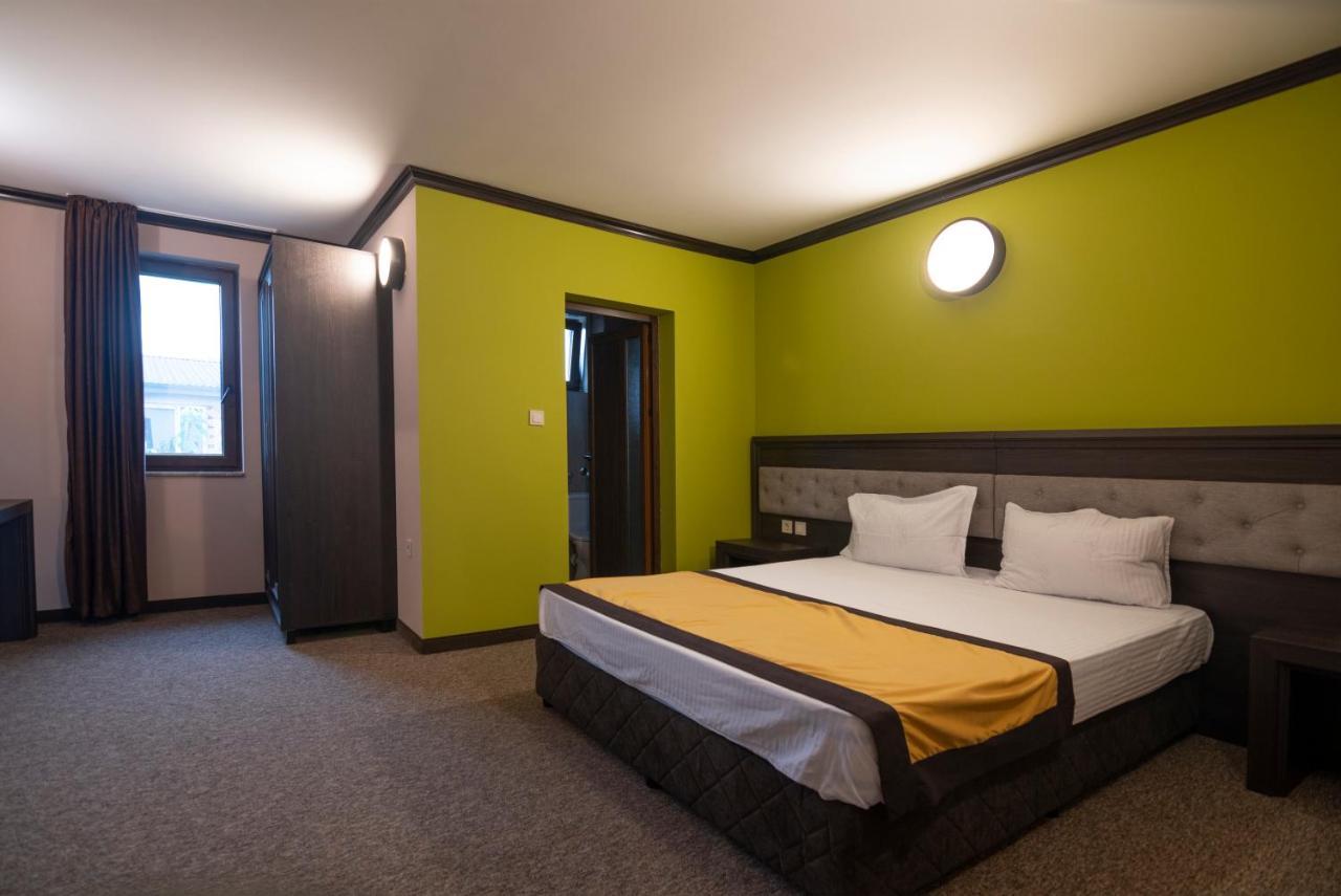 Family Hotel Bunara Brestnik Exterior photo